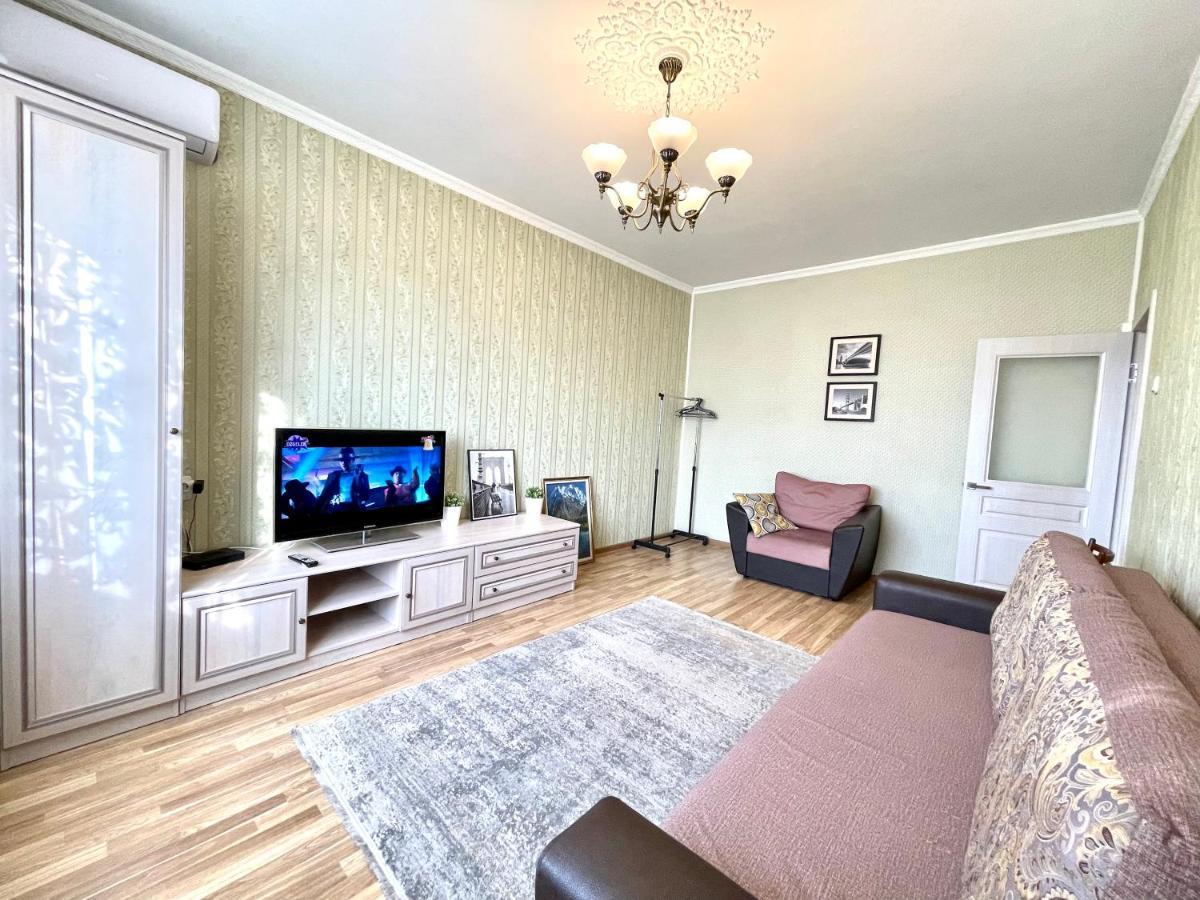 Cozy Three-Room Apartment With Mountain View アルマトイ エクステリア 写真