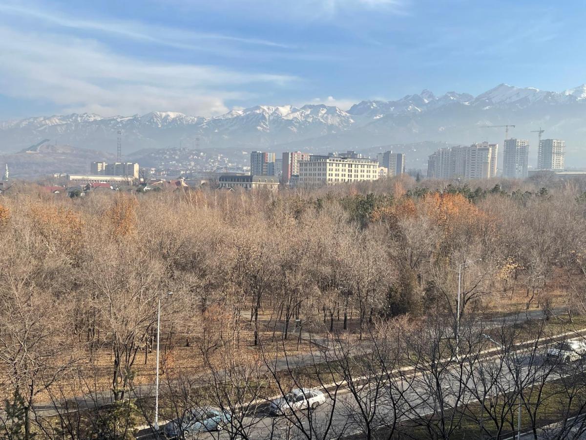 Cozy Three-Room Apartment With Mountain View アルマトイ エクステリア 写真