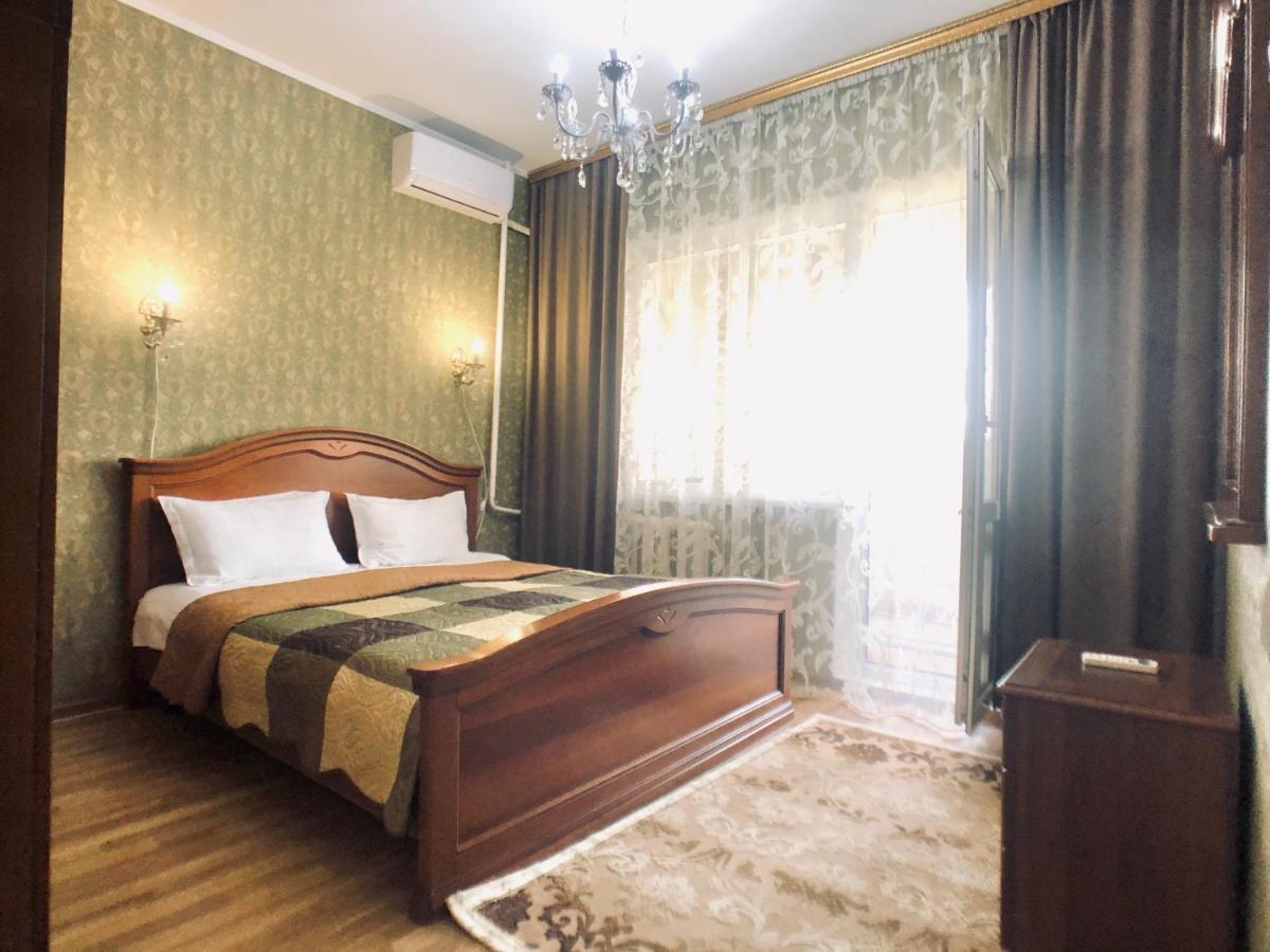 Cozy Three-Room Apartment With Mountain View アルマトイ エクステリア 写真