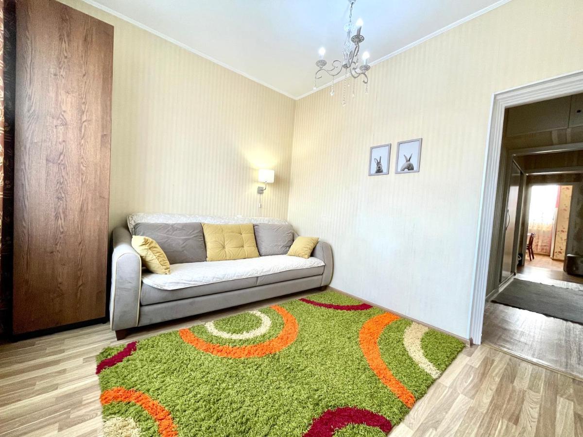 Cozy Three-Room Apartment With Mountain View アルマトイ エクステリア 写真