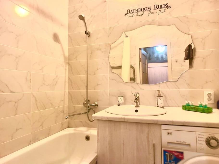 Cozy Three-Room Apartment With Mountain View アルマトイ エクステリア 写真