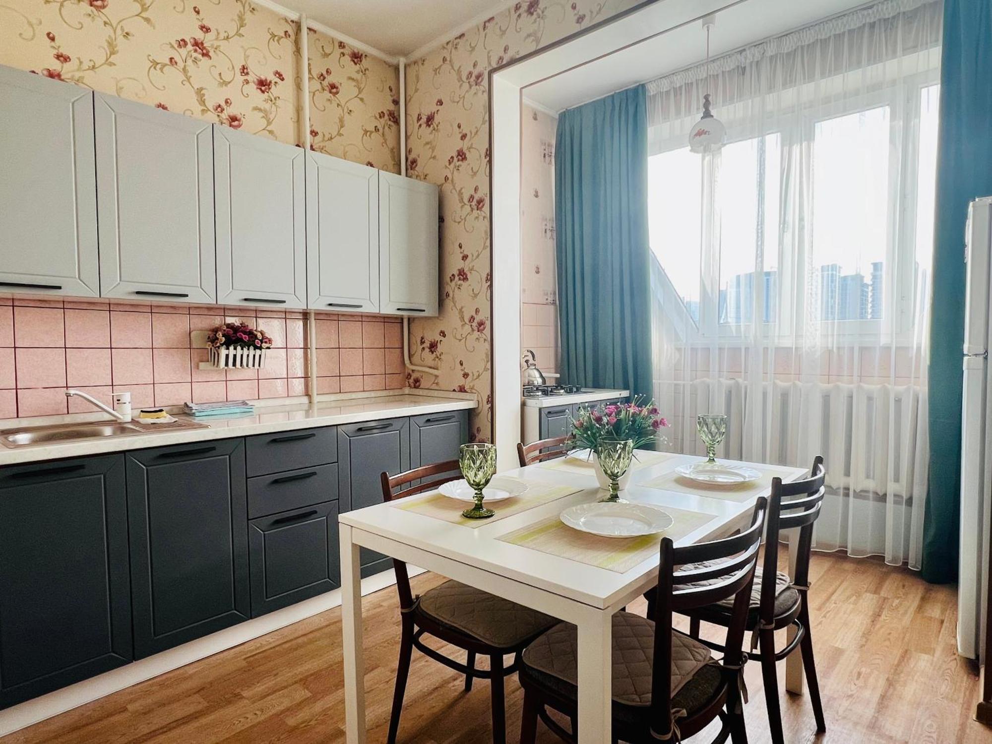 Cozy Three-Room Apartment With Mountain View アルマトイ エクステリア 写真
